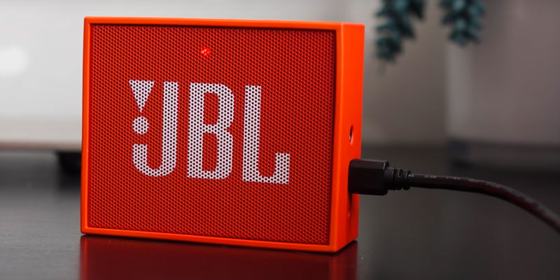 JBL GO Портативная акустика в использовании