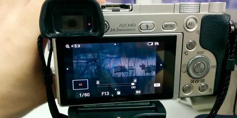 Sony Alpha ILCE-6000 Беззеркальный фотоаппарат в использовании